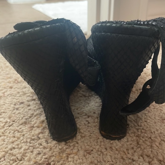 Alice and Olivia black wedge platform snake skin heels, minimal wear - Picture 4 of 6